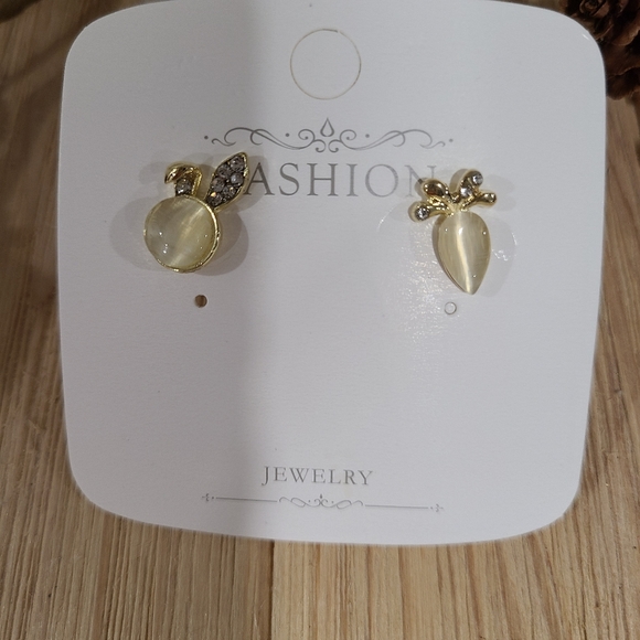🐰🥕NEW🐰🥕ADORABLE!! BUNNY AND CARROT STUD CZ EARRINGS 🐰🥕 - Picture 9 of 13
